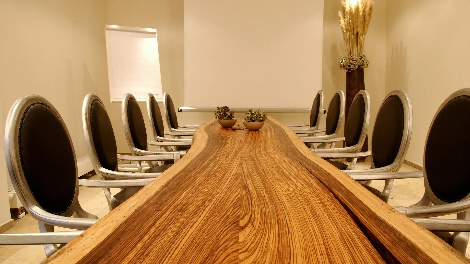 Burns Art & Culture Hotel Dusseldorf